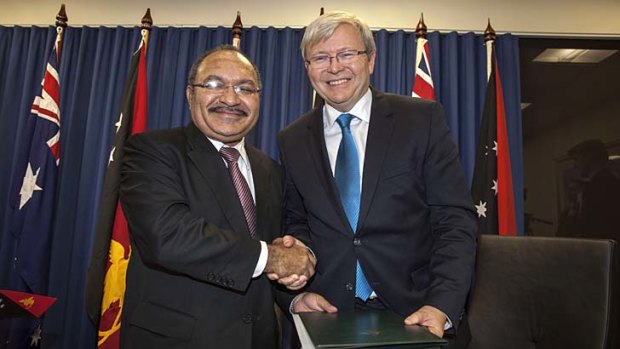 Kevin Rudd signs a deal with Papua New Guinea's Prime Minister Peter O'Neill.