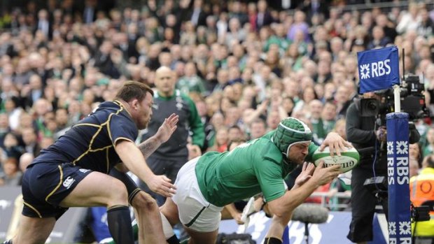 Rory Best scores a try for Ireland.