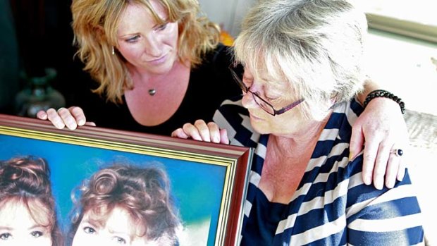 No faith in police investigation ... Kylie Curnuck and Jenny Vaughan looking at a photo of Janine Vaughan who went missing in Bathurst in December 2001.