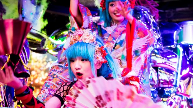 M5BX9Y Performers at the Robot Restaurant in Shinjuku, Tokyo sunaug25cover
ben groundwater joke story
ALAMY image forÂ Traveller. Single use only