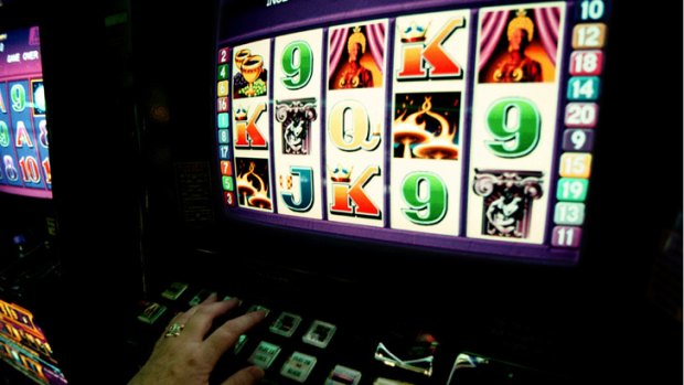 The Greens have agreed to back the Gillard government's national poker machine reforms.