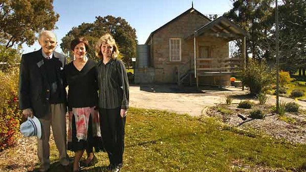Return to Faraday: Lindsay Thompson with teacher Mary Gibbs and former student Christine Ellery outside the former Faraday Primary School in 2004.