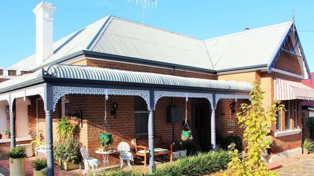 Mayfield House, historic home in Bowning where Henry Lawson regularly visited his Aunty, Phoebe Stear.

Yowie 06.05.16 Henry Mayfield mews exterior