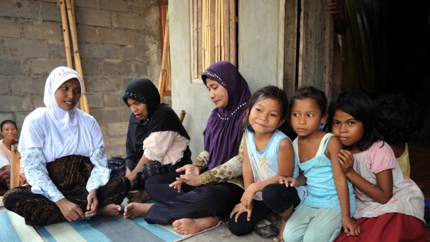 Flores Piece. Pregnency woman Nurhayati (L) talk to Dukun Ahwa Muhammad (59) ,C, and Midwife Ainun Yusnar (2nd-R) during interview at a dukun house, Raporendu village, Nangapanda in Ende East Nusa Tenggara. PHOTO/Hansel Nashyo