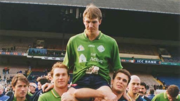 Jim Stynes being chaired off the field by teammates.