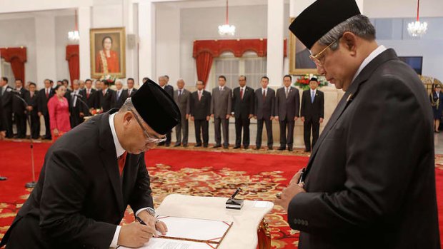 Caught red-handed: Indonesia's Chief of Constitutional Court Akil Mochtar, left, with President Susilo Bambang Yudhoyono.