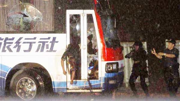 The body of former police officer Rolando Mendoza hangs from the door of the tourist bus.