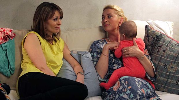 Sisters: Kat Stewart as Billie Proudman and Asher Keddie as Nina Proudman in <em>Offspring</em>.