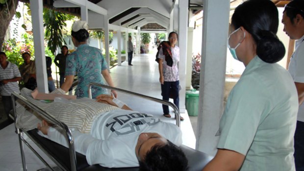 Indonesian nurses push a stretcher carrying a man injured during an earthquake at Sanglah hopital in Denpasar.