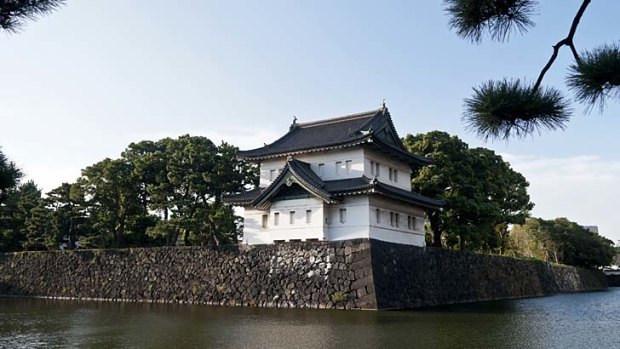 Joggers around Tokyo's Imperial Palace are being urged to be polite after several incidents with tourists.