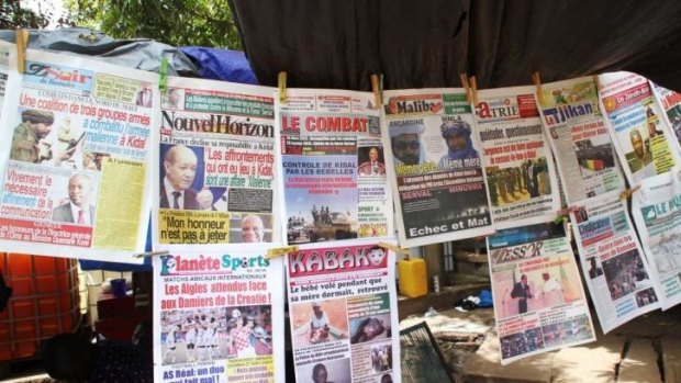 Newspapers with headlines announcing the Malian army's defeat in seizing Kidal.