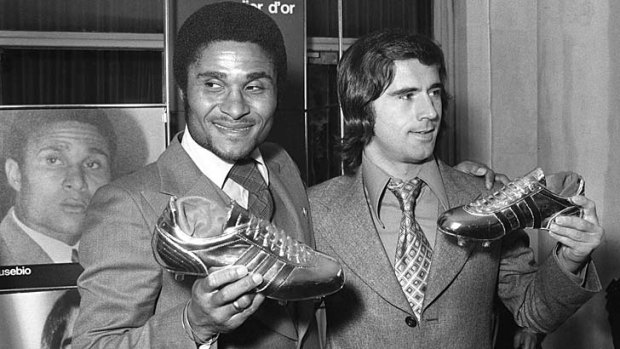 Gerd M&uuml;ller (right) poses with Portugal's Eusebio during an awards ceremony in Paris in October 1973, after they received the silver and golden boots respectively for being the best goal-scorers in Europe.