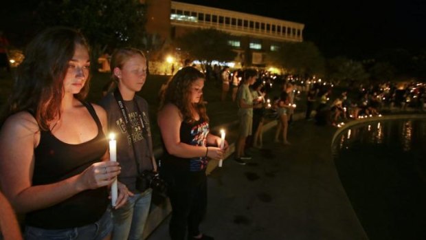 Students and supporters take part in a candle light vigil at the University of Central Florida to honour Steven Sotloff.