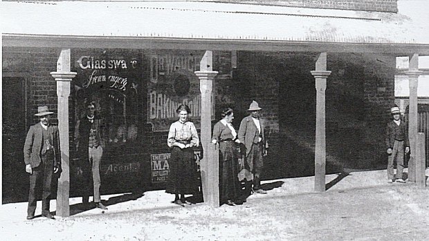 A photo of Henry Lawson (front left) outside the Bowning Stores circa 1905.
