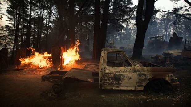 A bushfire burns cars and two homes near Newnes Junction .