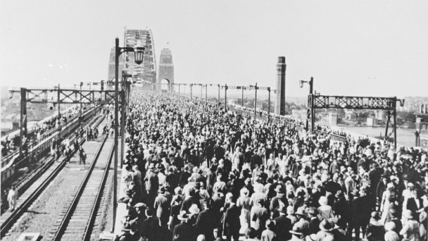The original lanterns?rise above the throng?at the bridge's opening on 19 March 1932.