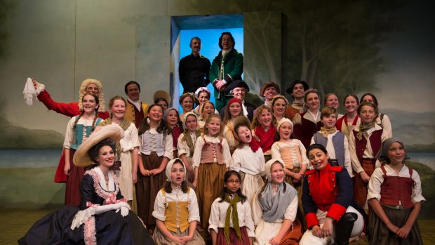 Tamworth children gather after an Opera Australia performance of <i>The Marriage of Figaro</i>.