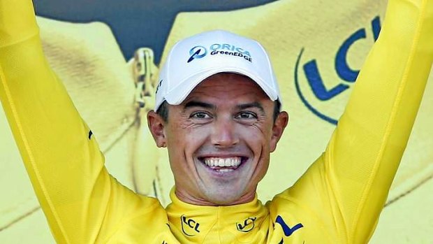 Simon Gerrans celebrates his yellow jersey win on the podium  in Nice.
