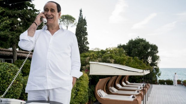 Toni Servillo is physically transformed into Silvio Berlusconi.