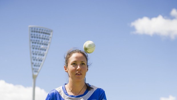 New Zealand international Sara McGlashan scored a half-century to help the ACT Meteors beat Victoria.