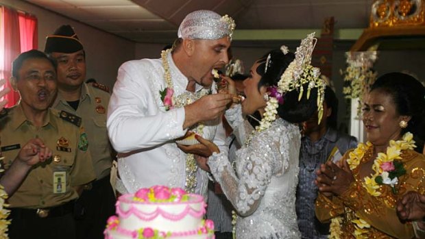 The happy couple ... Martin Stephens and his new wife, Christine, at Kerobokan Prison.