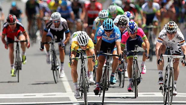 Simon Gerrans of Orica GreenEDGE edges out German cyclist Andre Greipel of the Lotto-Belisol to win stage one.