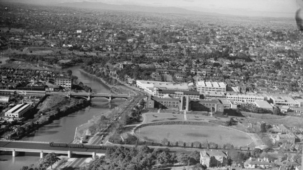 No highrises ... an aerial view of South Yarra from 1950 showing the Yarra River, Melbourne High School and a skyline devoid of buildings.