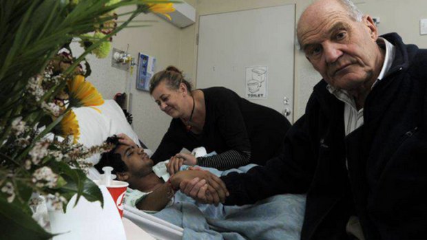 Himanshu Goyal recovers in Ballarat Base Hospital, with support from local mayor John Burt, right, and friend Trudie Case.