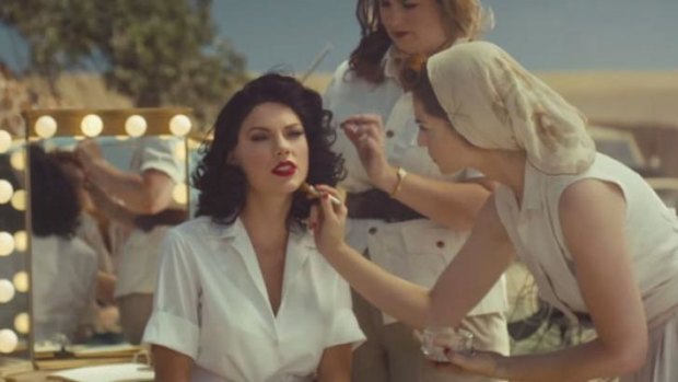 The clip depicts Swift as a 40s starlet.
