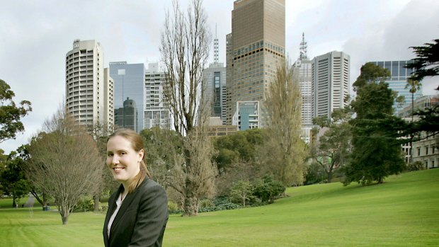 Kelly O,Dwyer, senior advisor to Peter Costello walks near her Melbourne office in 2006.