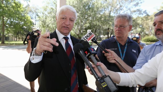 Independent MP Bob Katter plans to introduce legislation calling for a commission of inquiry into the banking industry. 