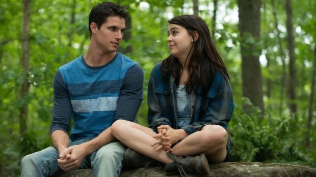 High school can hurt: Mae Whitman (Bianca) and Robbie Amell (Wesley) in <i>The DUFF</i>.