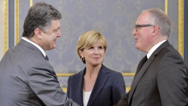 Ukrainian President Petro Poroshenko (left) welcomes Dutch Foreign Minister Frans Timmermans (right) and Australian Foreign Minister Julie Bishop prior to talks in Kiev on Thursday.