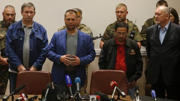 Vladimir Antyufeev (right) at the press conference where the MH17 black boxes were handed to Malaysia, with Alexander Borodai (centre) and Colonel Mohamed Sakri (second right) of the Malaysian National Security.