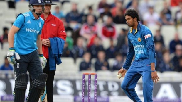 Sri Lanka's Sachithra Senanayake (R) stops his bowling run up and runs out England's Jos Buttler.