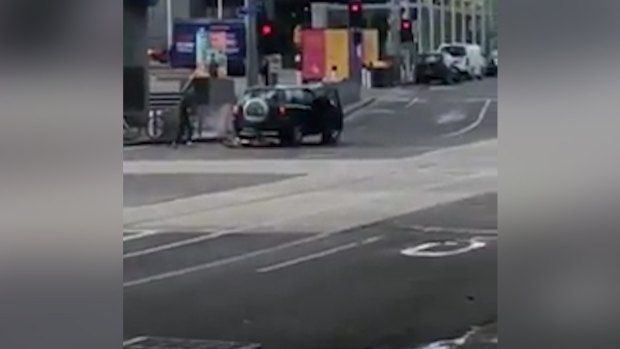 Ignoring his own safety, the man runs up the to rear of the RAV4 and throws the oBike to prevent the vehicle from reversing.