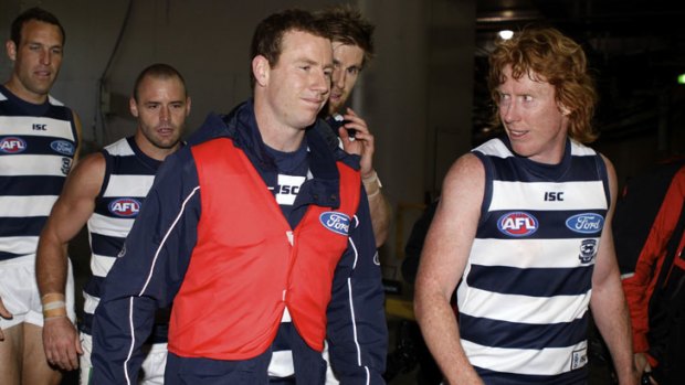 Geelong's Steve Johnson walks into the rooms with teammates after hurting his knee against West Coast in the second preliminary final at the MCG.