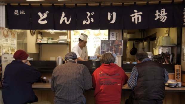 筑地鱼市场附近的一个早上食品摊位。