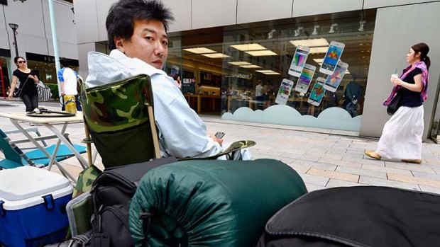 A man queues up in front of an Apple Store to buy the new iPhone 5s.