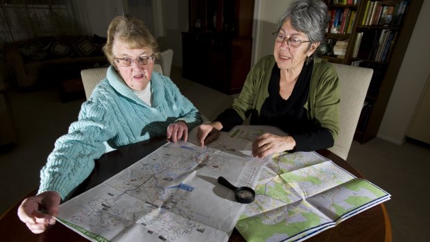 Travel program volunteer Iven Spicer helps Shirley Peake to use public transport. 