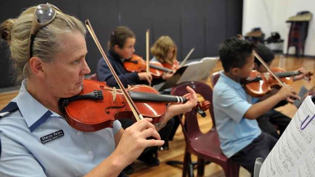 Senior Constable Sharon Radau learns with the children.