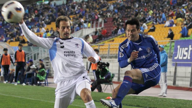 Andrew Durante of Sydney FC and Yang Sang-min of South Korea's Suwon Samsung Bluewings fight for the ball.