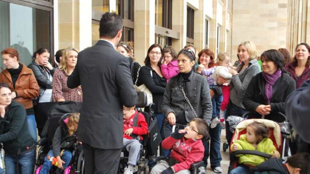 Opposition Education spokesman Ben Wyatt talked to parents outside State Parliament today.