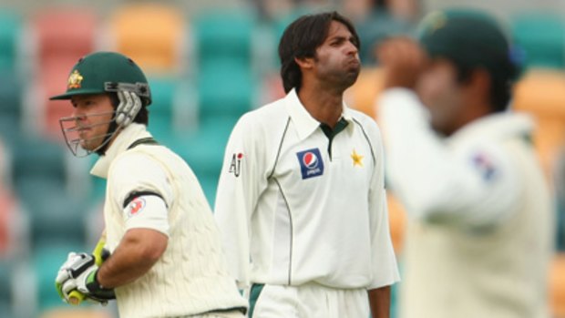 Costly miss ... Pakistan bowler Mohammad Asif looks dejected after Mohammad Aamer dropped Ricky Ponting.