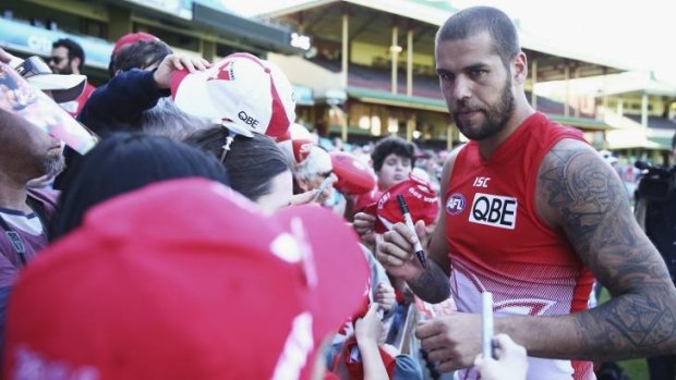 Lance Franklin signs autographs for fans during a training session at the SCG on Tuesday.