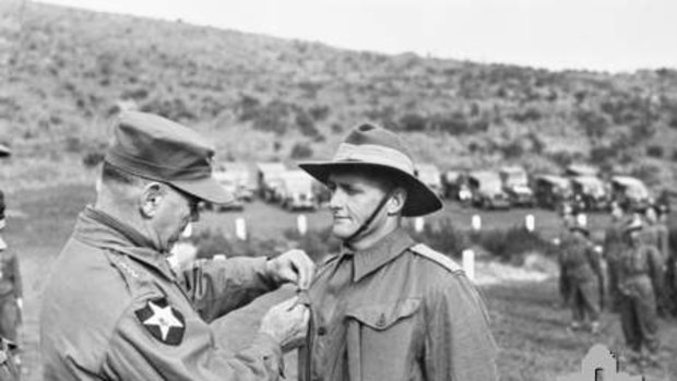 A Kapyong veteran receives the US Presidential Distinguished Unit Citation Device from General James Van Fleet.