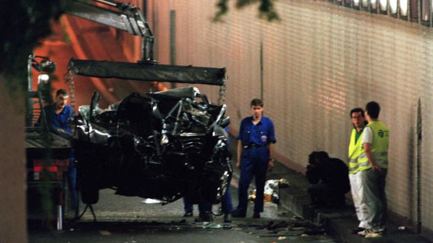 Police remove the crumpled wreck of the Mercedez-Benz which was carrying Britain's Princess Diana in Paris in this August 31, 1997 file photo.