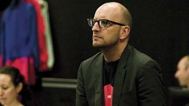 Steven Soderbergh in rehearsals for the 2009 STC production Tot Mom.