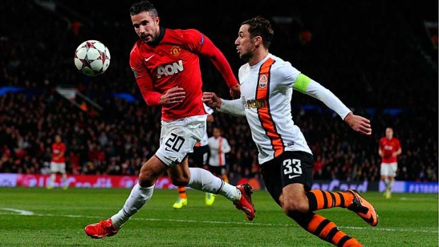 Manchester United's Dutch striker Robin van Persie (L) challenges Shakhtar Donetsk's Croatian defender Darijo Srna.