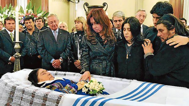 President Cristina Fernandez de Kirchner and her husband, Nestor Kirchner attend Mercedes Sosa's wake .